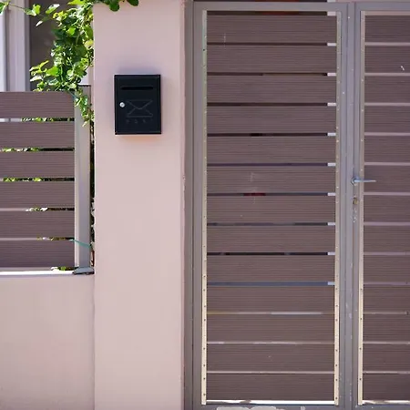 Famille Kominos Apartment